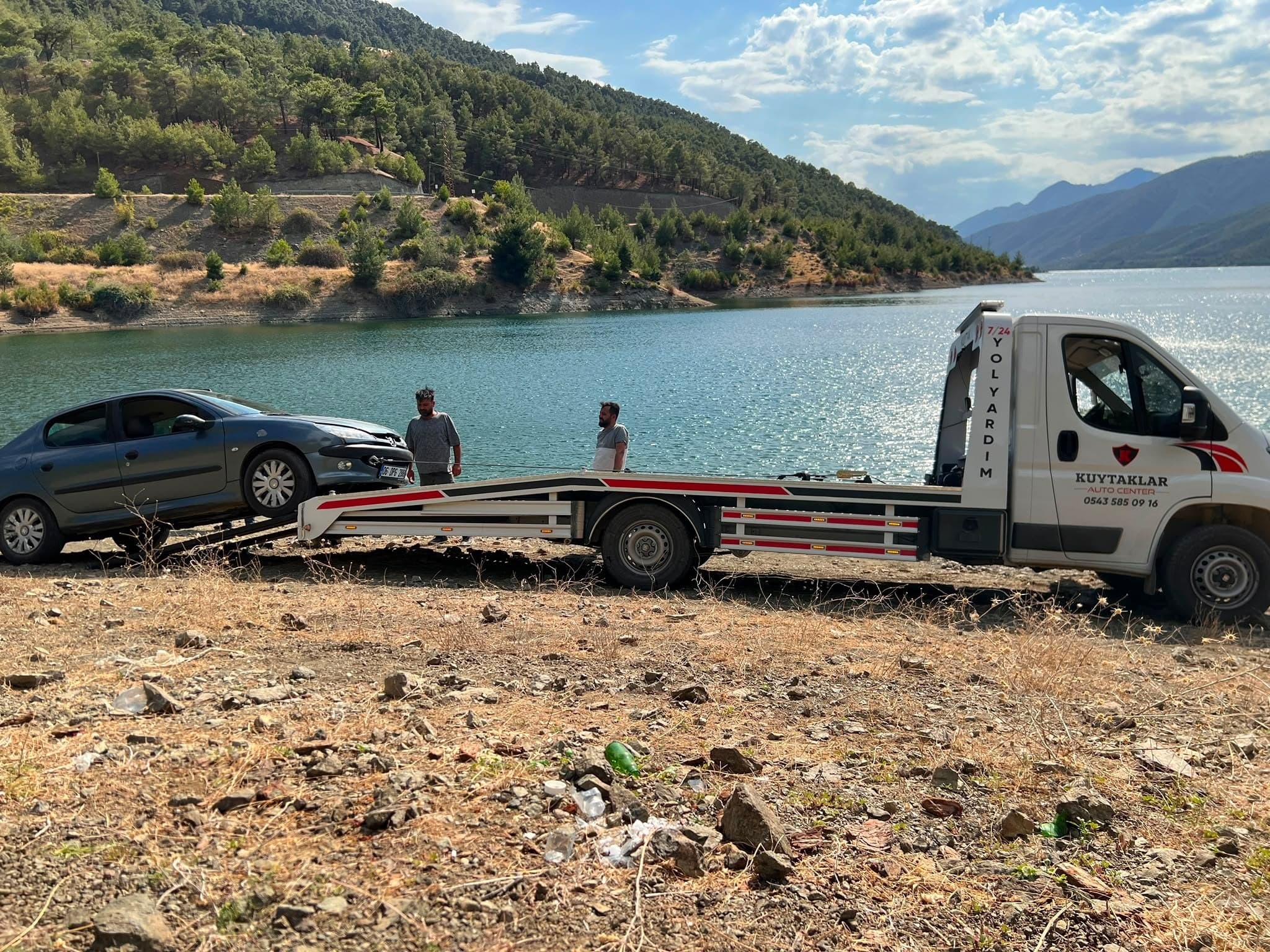 Göl kenarında arızalı araca müdahale eden KUYTAK kurtarıcı